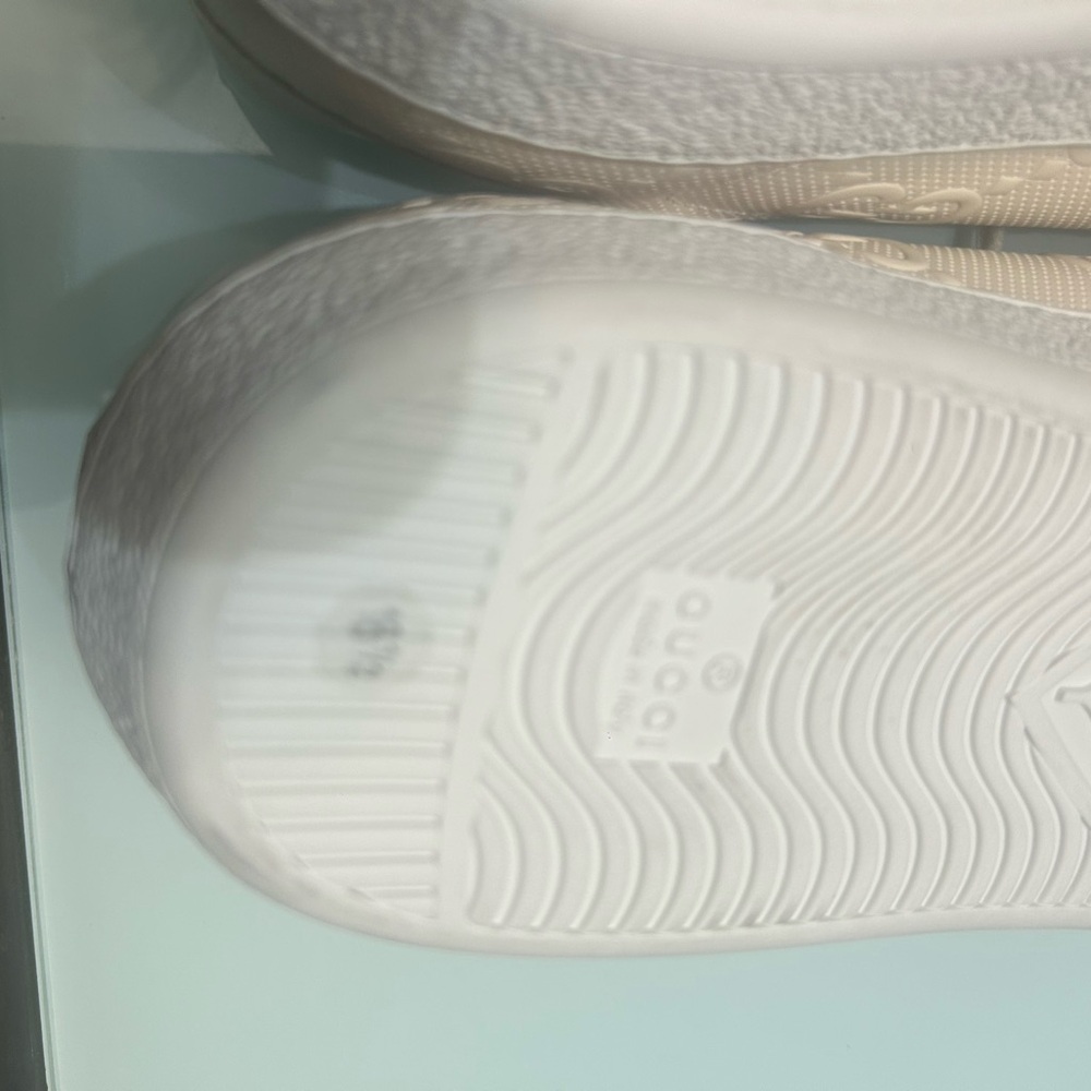 Gucci Men's Off-White Embossed Sneakers - Picture 4 of 6